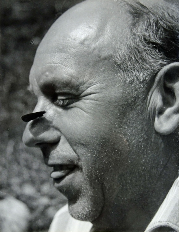 f_1967_08_72_580px_Konrad_Sommer_mit_Falter_rotes _Album august_1967_DSC08343